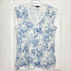 Printed sleevekess top.